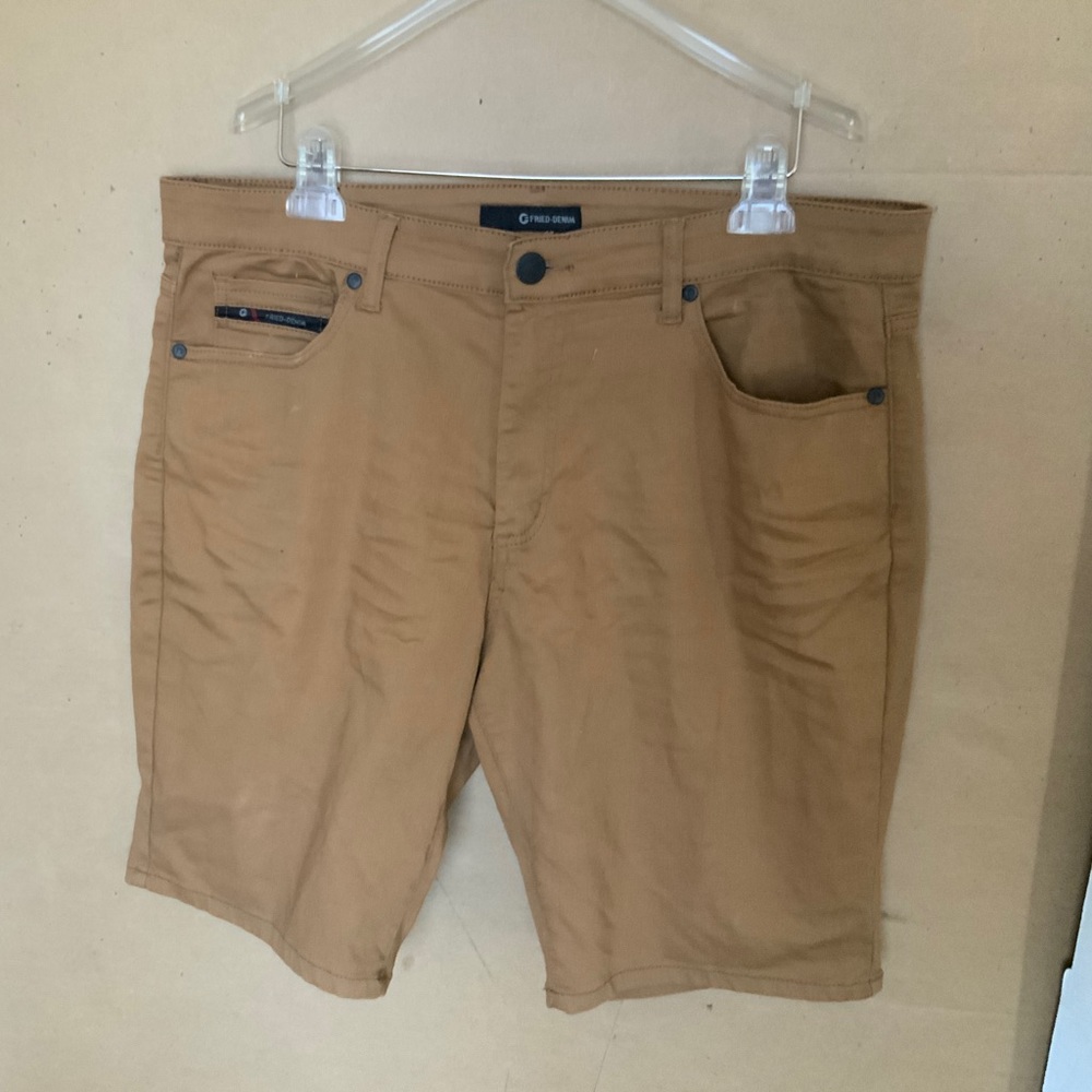 STRETCH BLEND DENIM SHORTS. CLASSIC STYLE.